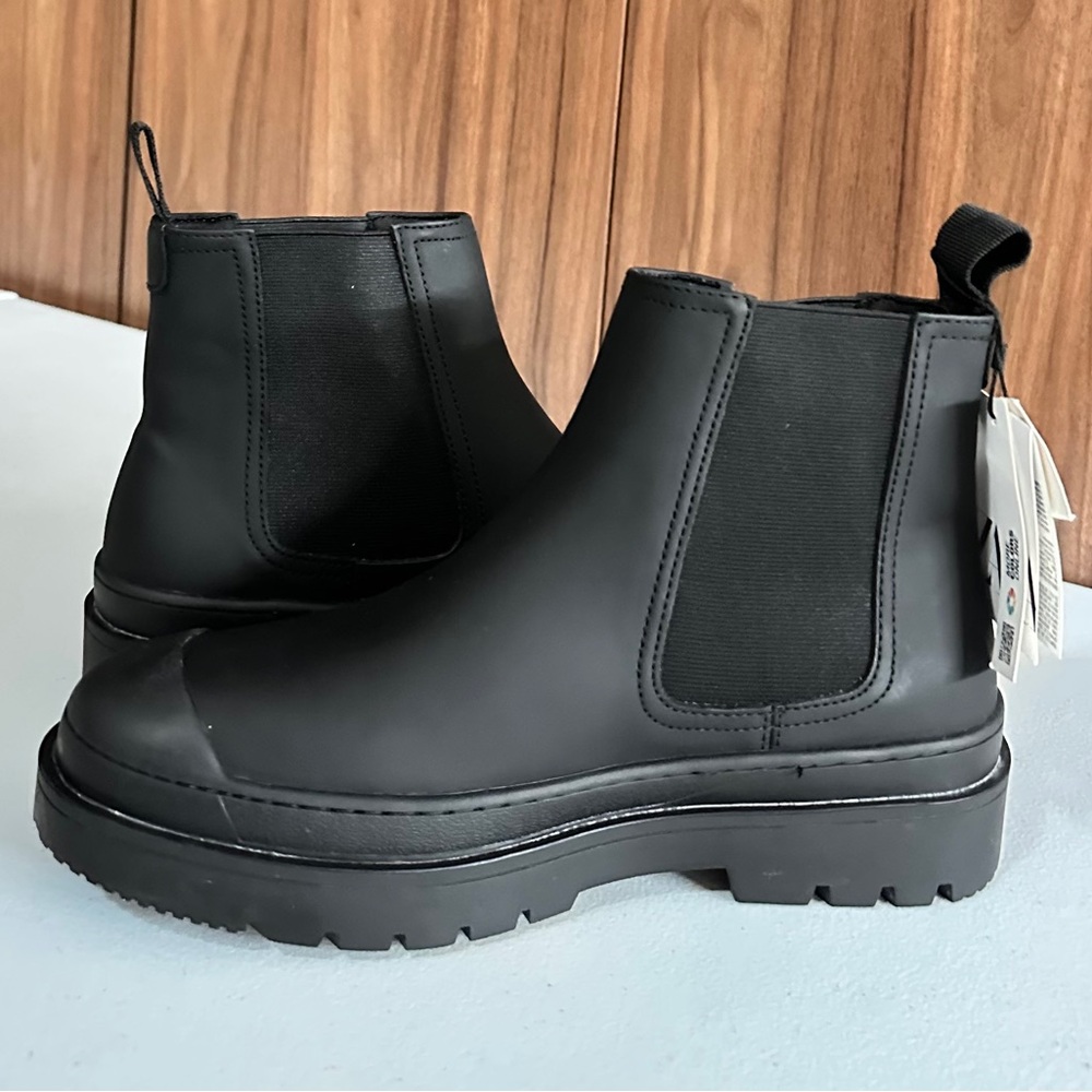 NWT. Zara Men Rubberized Chelsea boots Sz EU 40 US 7